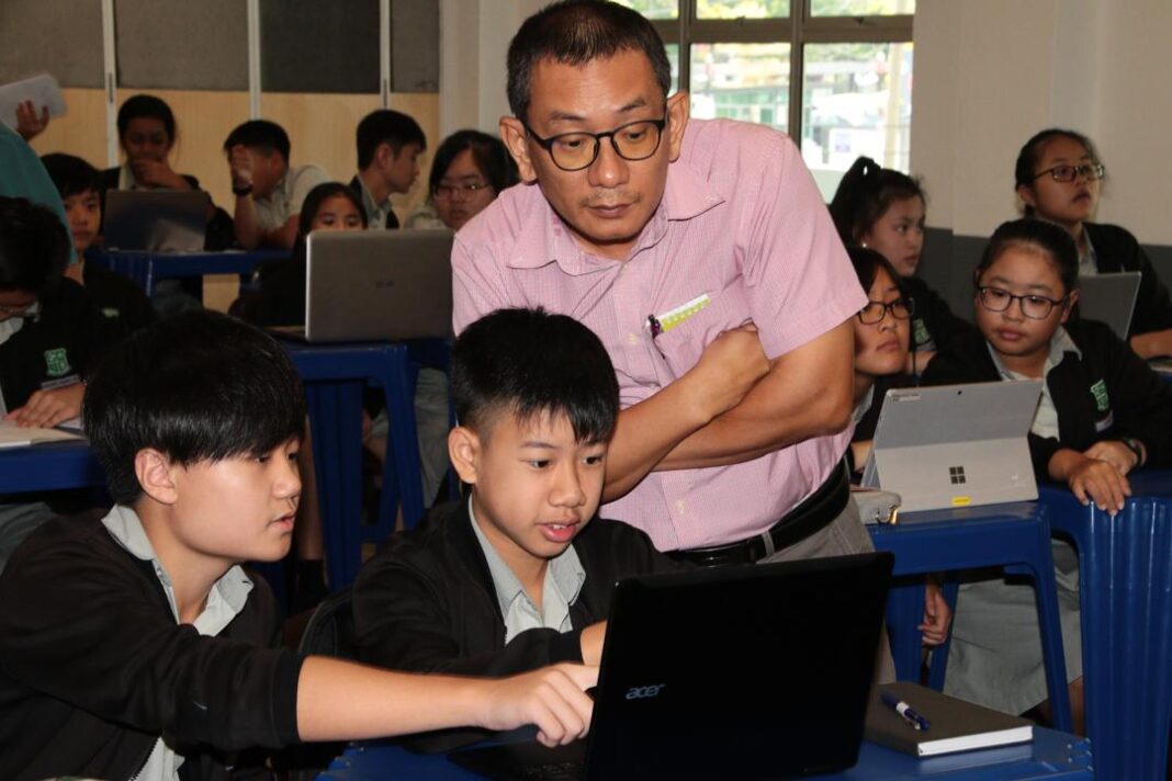 Mobiliti sosial merujuk kepada proses perubahan seseorang mahupun satu kumpulan daripada satu kedudukan kepada kedudukan yang lain. Dalam kehidupan serba moden hari ini, pendidikan adalah agen sosialisasi yang mampu membawa perubahan sosial masyarakat ke tahap yang lebih baik sehingga mampu memberi manfaat kepada orang lain melalui ilmu pengetahuan yang dikuasai.